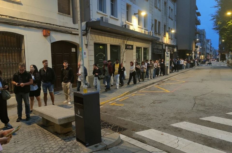 Cua de centenars d'usuaris al bus, a plaça de les Tereses, davant la manca de tren
