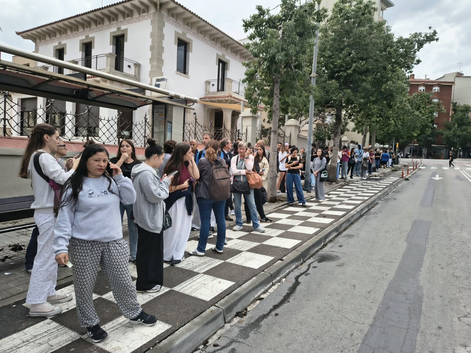 Cua per agafar un bus a Barcelona a la ronda de la República de Mataró, aquest dimecres al matí. Foto: V. B.