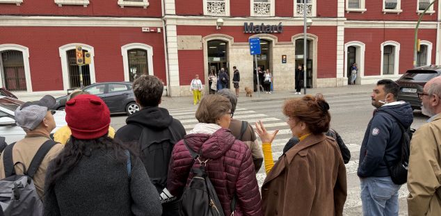 Esperando los buses alternativos. Foto: ACN Esperando los buses alternativos. Foto: ACN