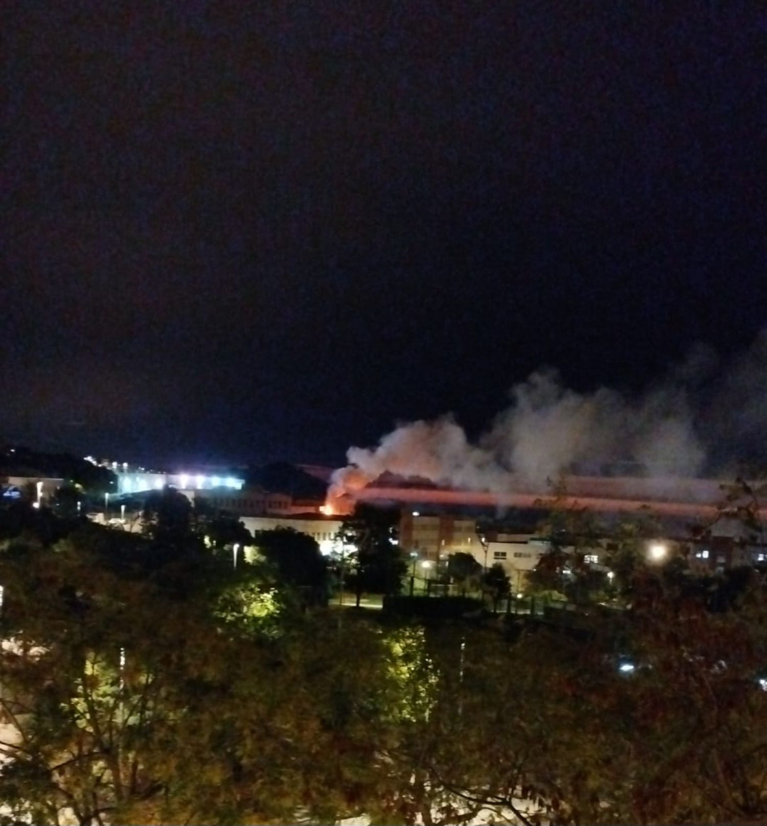 Imatge de Ensurt per un incendi en una planta tèxtil al poligon de Mata-Rocafonda de Mataró