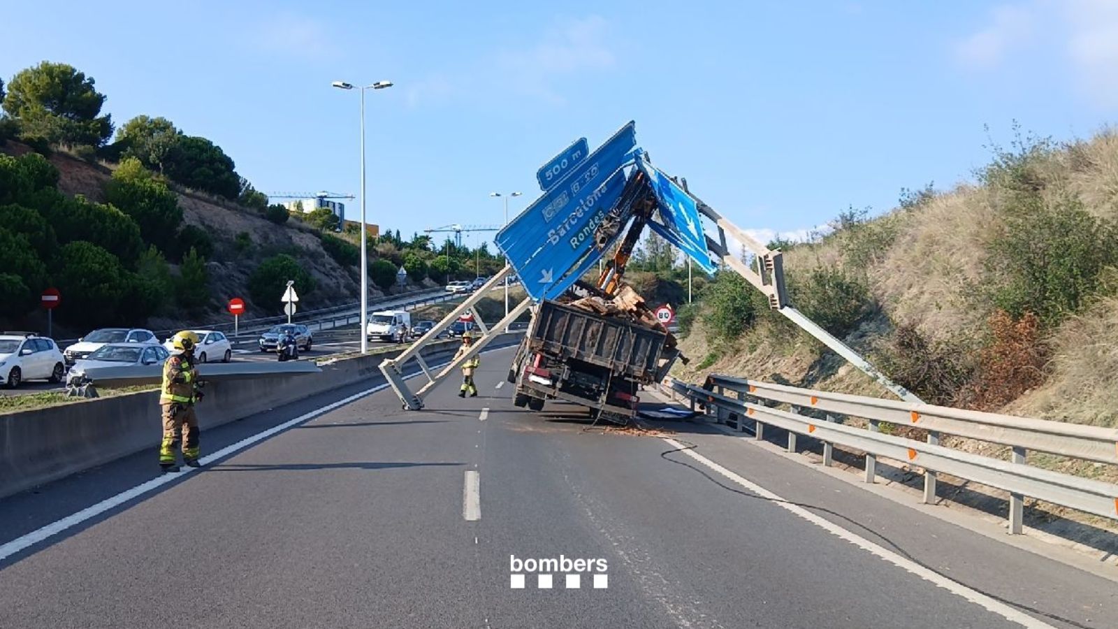 Camió enganxat a la senyal. Foto: Bombers