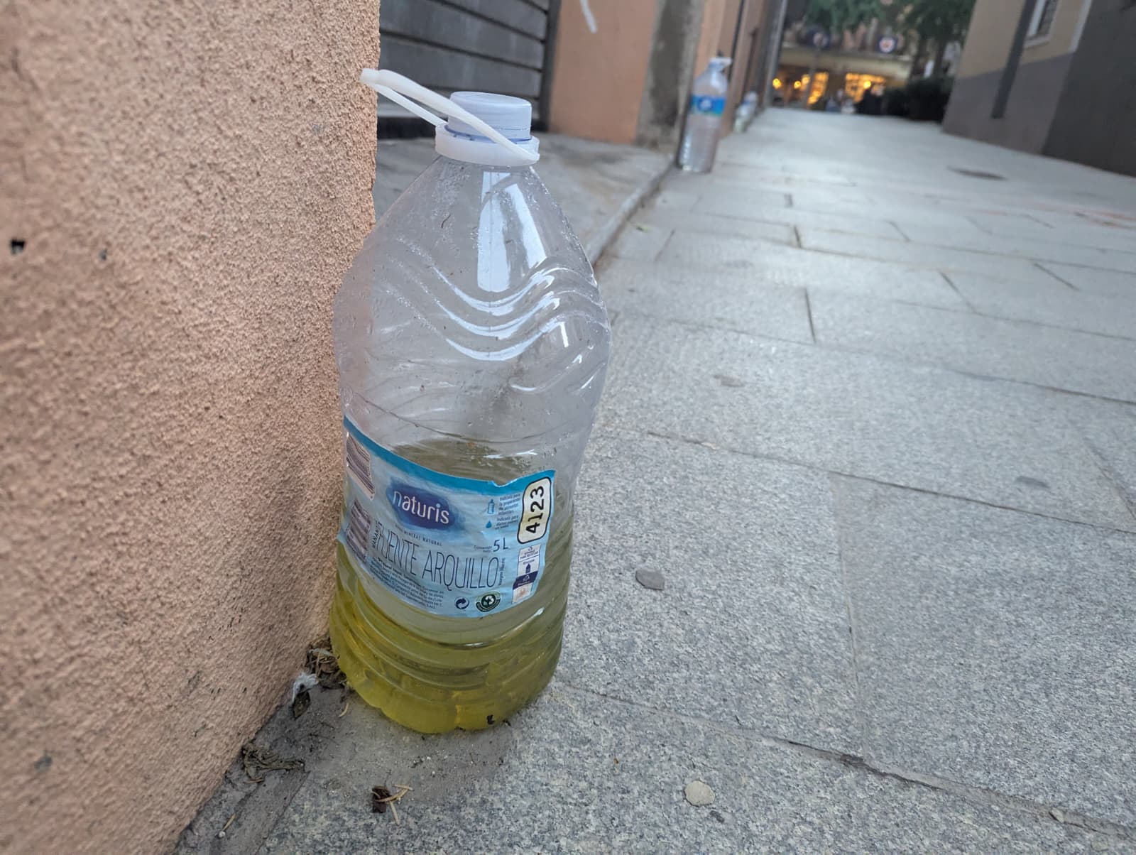 Ampolles d'aigua a les façanes: un truc clàssic que no se sap si funciona