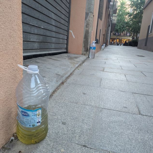 Molts veïns hi confien i posen ampolles davant de casa Molts veïns hi confien i posen ampolles davant de casa