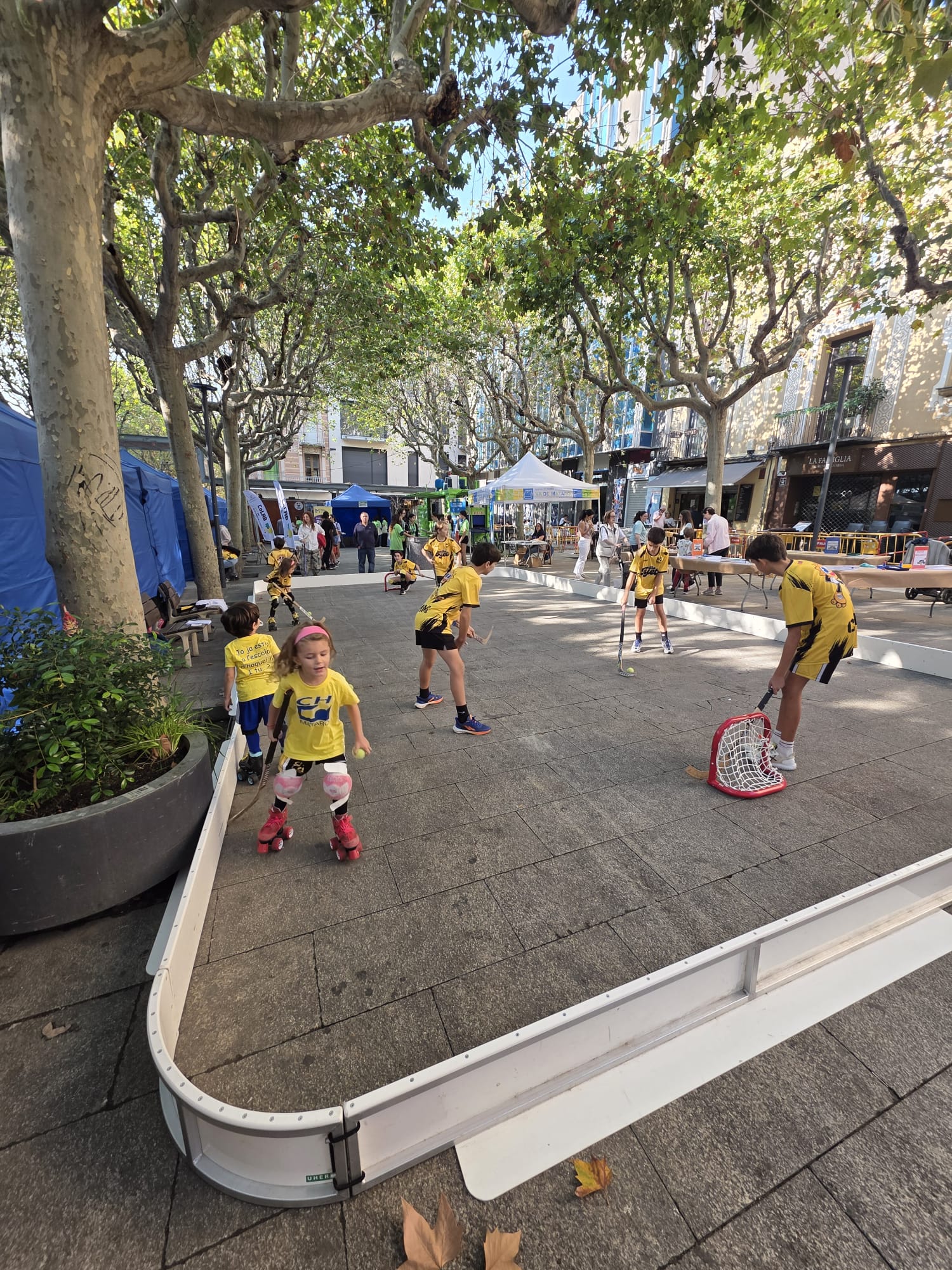 Imatge de La Mostra d'Entitats de Mataró, suspesa per la previsió de pluja després d'un matí molt participat