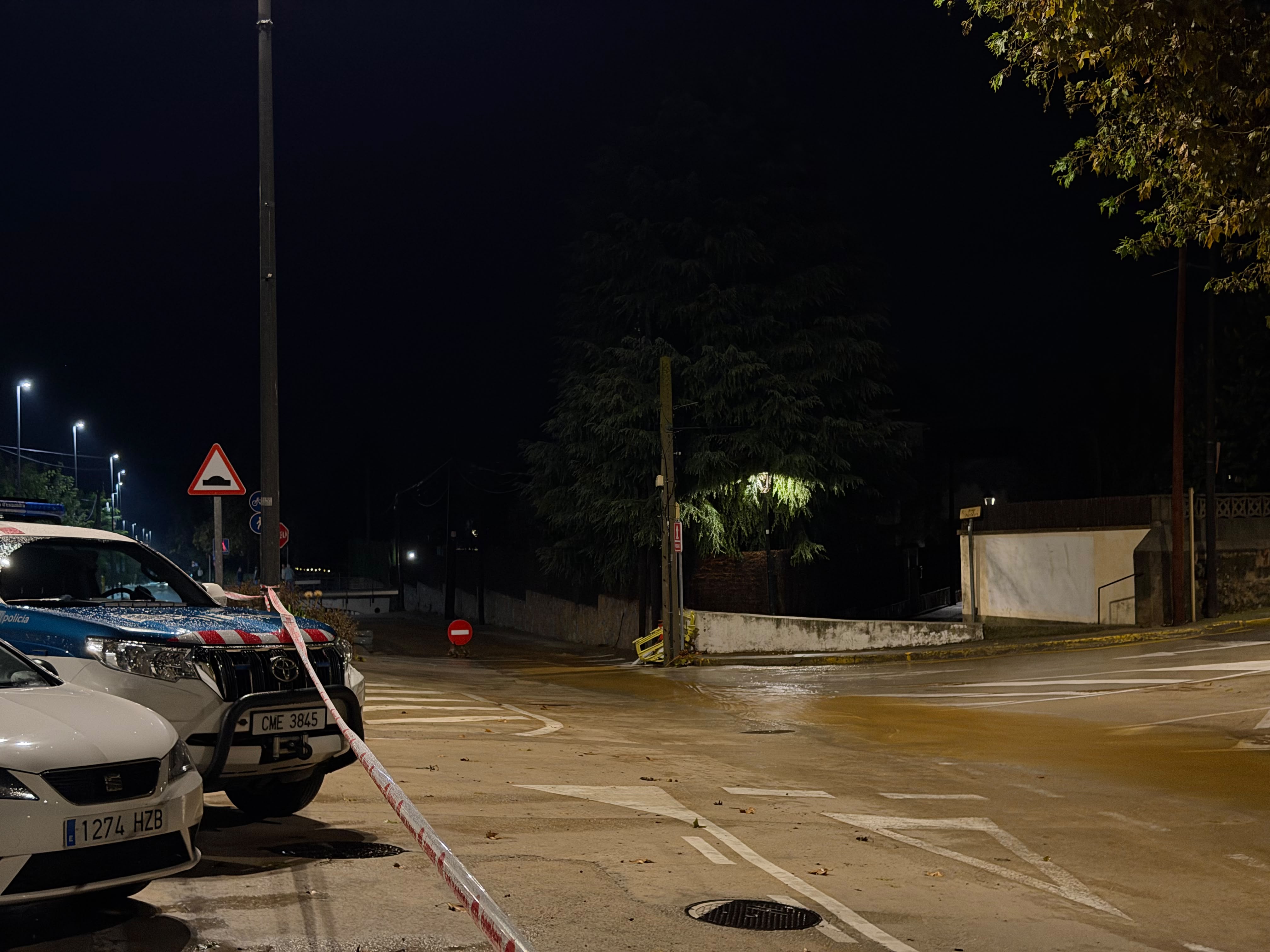 Desplegament per trobar la persona que hauria estat arrossegada per la riera de Cabrera de Mar