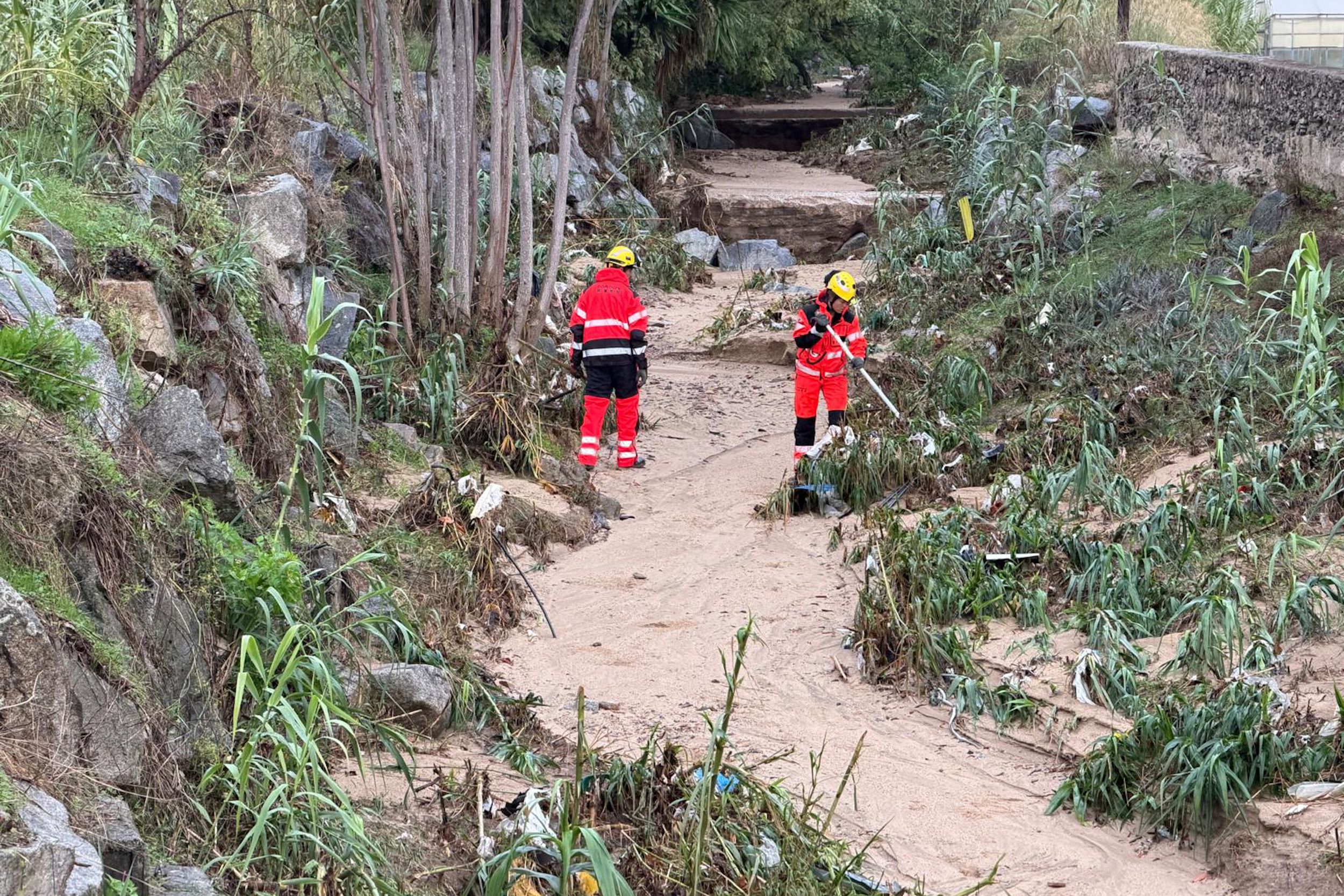 Bombers fent recerca a la riera de Cabrera