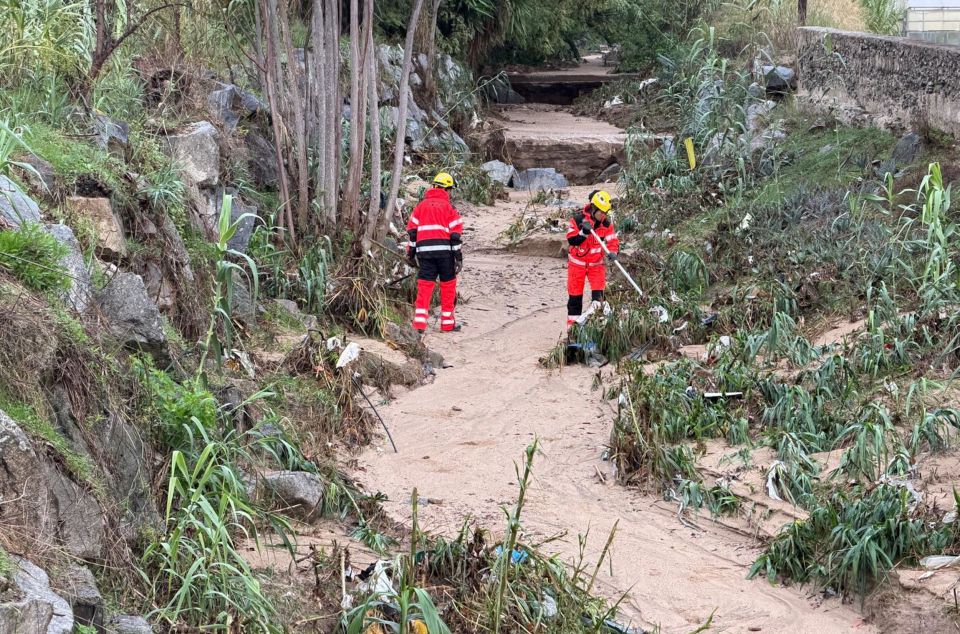 Bombers fent recerca a la riera de Cabrera