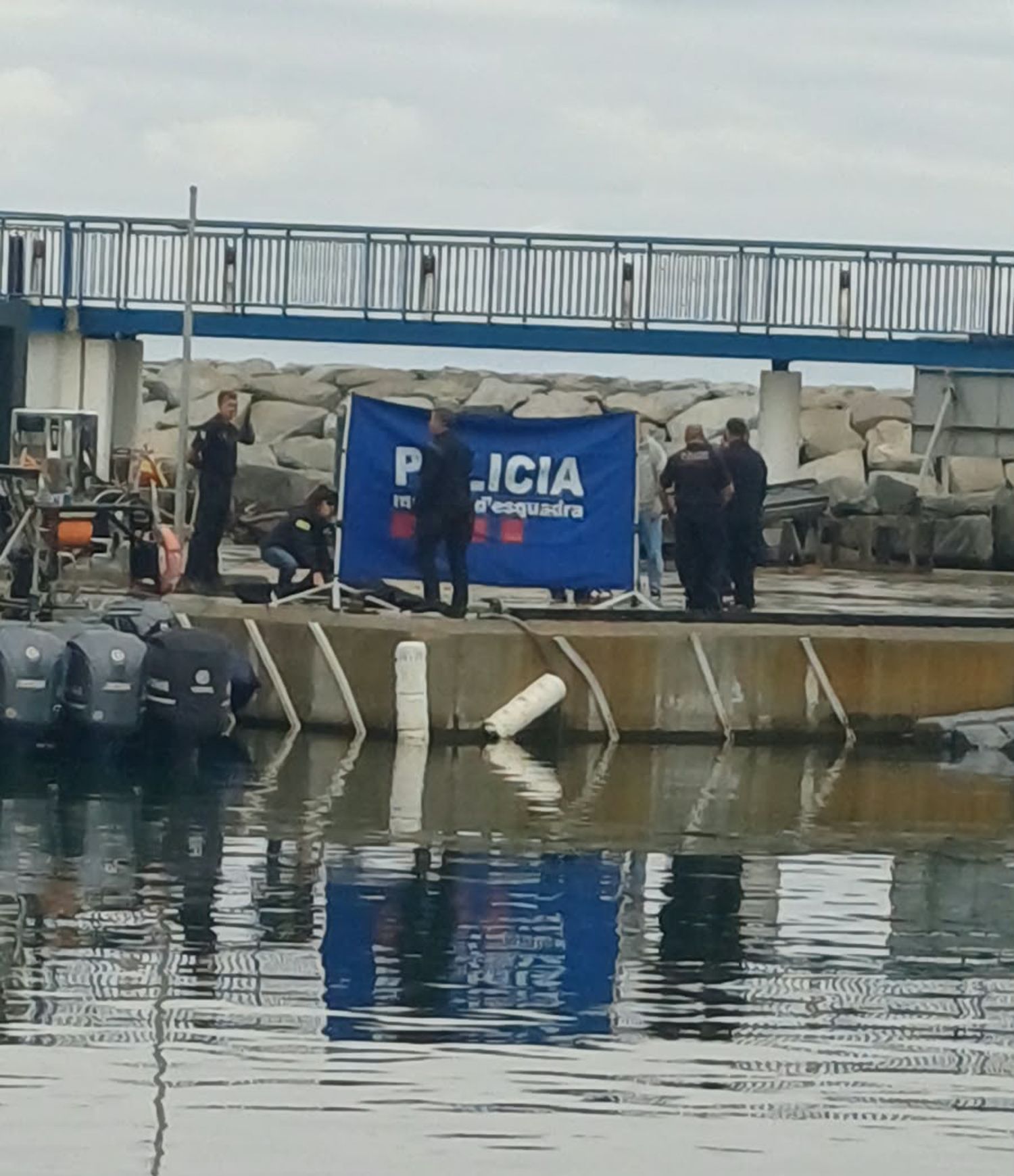 Equips d'emergència al lloc on s'ha trobat el cos Equips d'emergència al lloc on s'ha trobat el cos