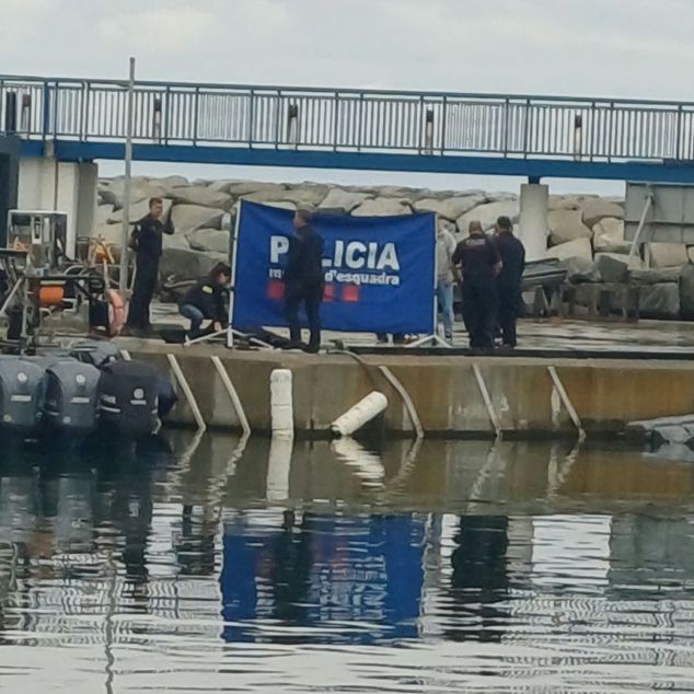 Equips d'emergència al lloc on s'ha trobat el cos