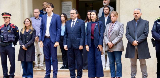 Les autoritats, presidint el minut de silenci. Foto: ACN