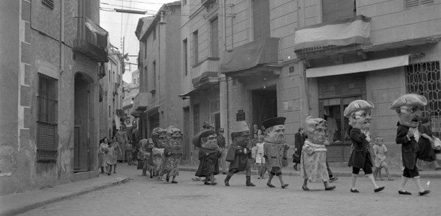 Els nans arribant a la plaça de Santa Maria (1951). ICGC. Fons Cuyàs