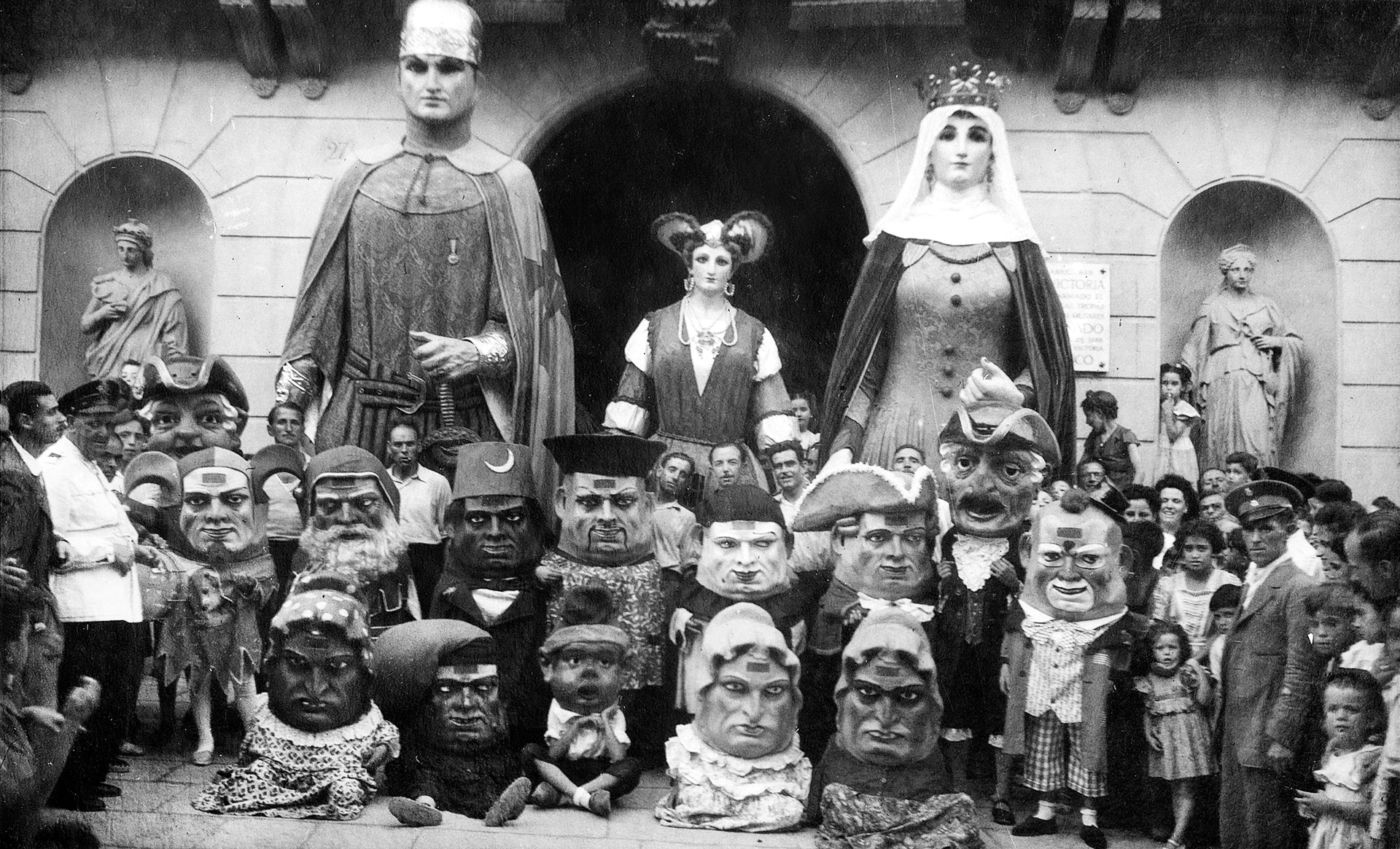 Els gegants i nans, davant l’Ajuntament. Autor desconegut (c. 1940). Arxiu Municipal de Mataró. Fons fotogràfic l’Abans Mataró
