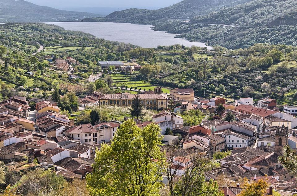 Baños de Montemayor, el pueblo que ha enviado a unos okupas conflictivos a Mataró Baños de Montemayor, el pueblo que ha enviado a unos okupas conflictivos a Mataró