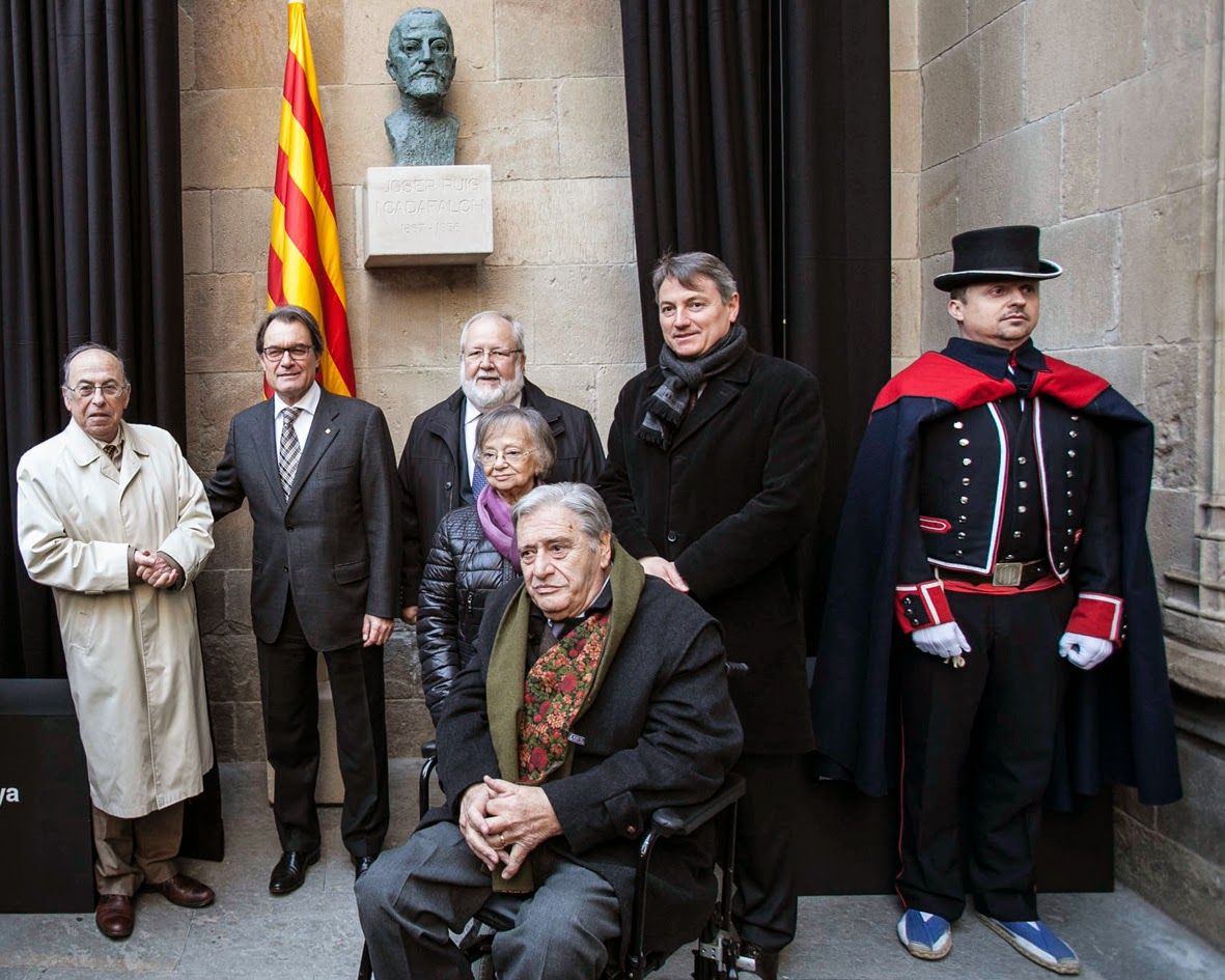 L'estrena del bust, amb el President Mas, l'alcalde Mora i l'escultor Manuel Cusachs