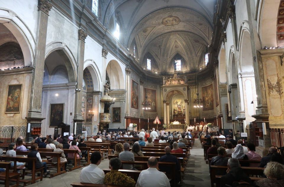 Santa Maria durant la missa Santa Maria durant la missa