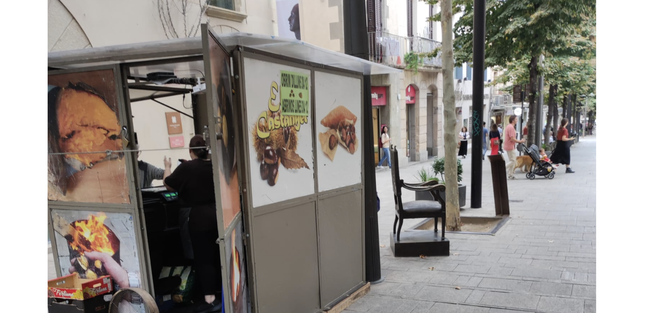 Imatge de la caseta de castanyes al costat de la cadira.