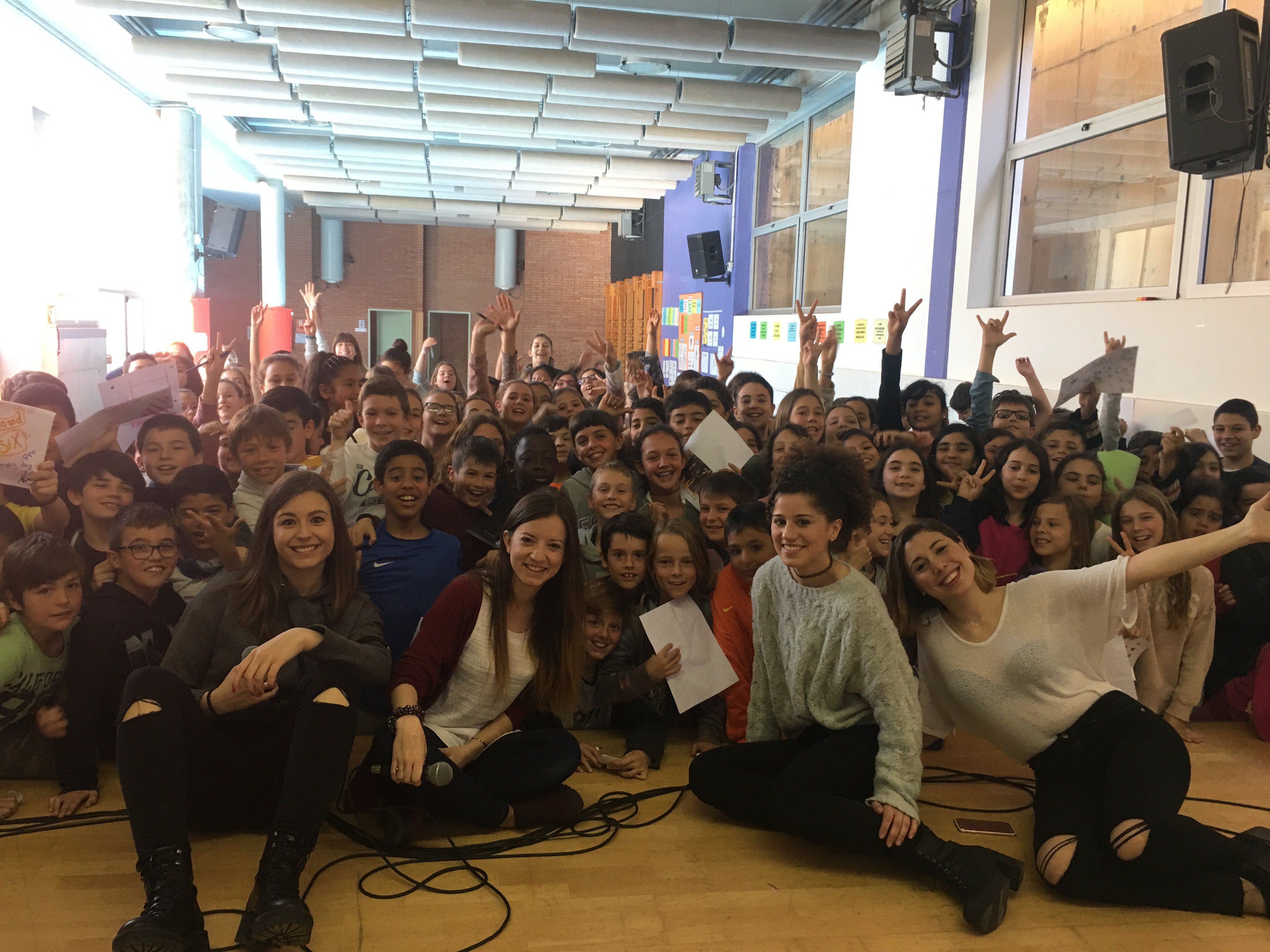 Las chicas del grupo, con los alumnos de la escuela. Foto: Anxaneta