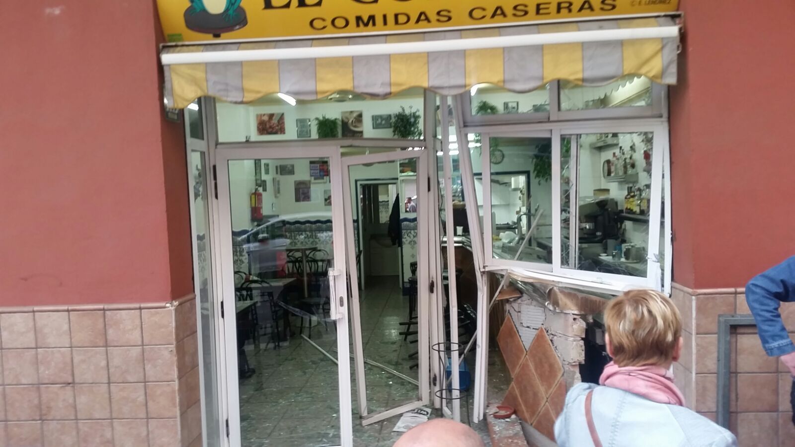 El estado en el que ha quedado la entrada del bar Cordobés. Foto: Cedida