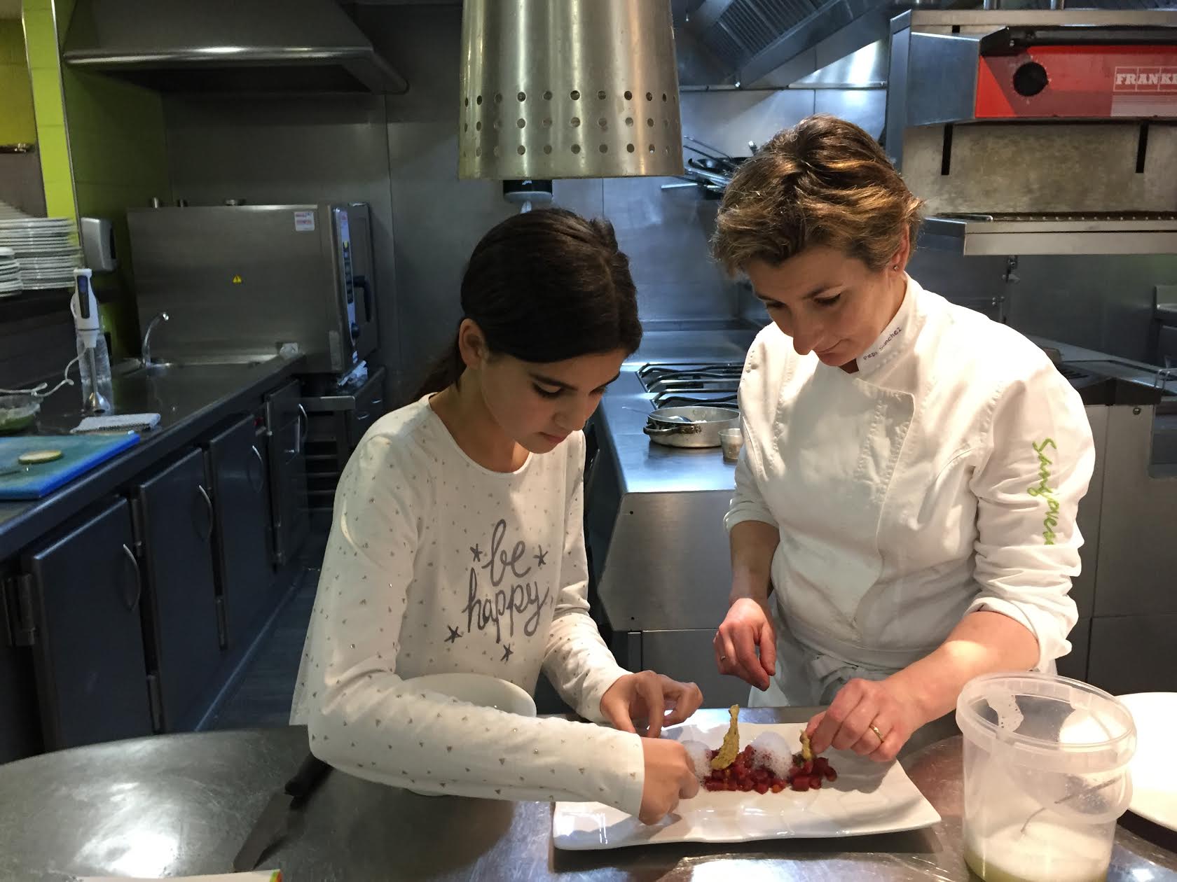 Paula Alós amb la xef de Sangiovese, Pepi Sánchez.