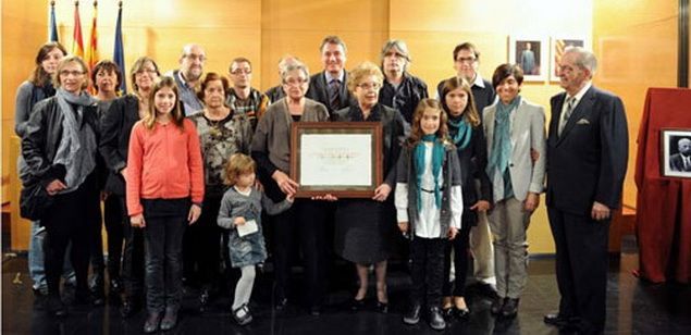 La família de Josep Abril, fotografiada amb lalcalde pocs minuts després de lacte.