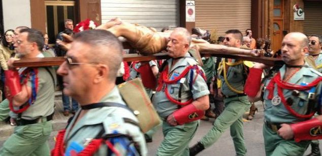 La Legión llevando un Cristo en la Semana Santa de Mataró La Legión llevando un Cristo en la Semana Santa de Mataró