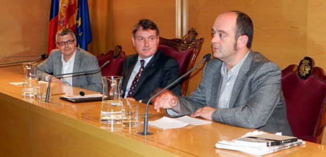 Antoni Pous, Joan Mora, i Sebastià Alzamora, ahir al Saló de Sessions.