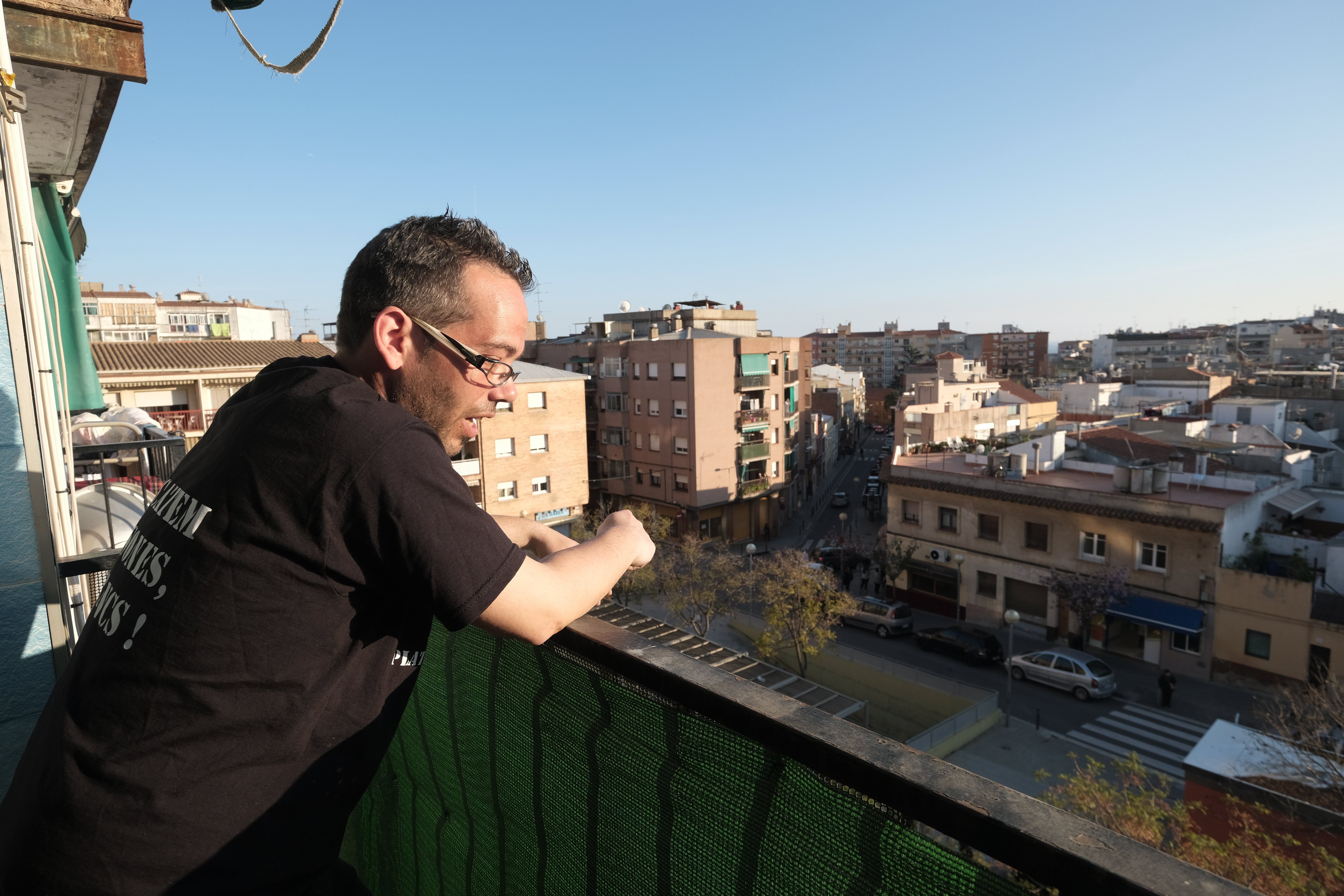 Aitor, al piso que tiene ocupado en la plaza de Gatassa