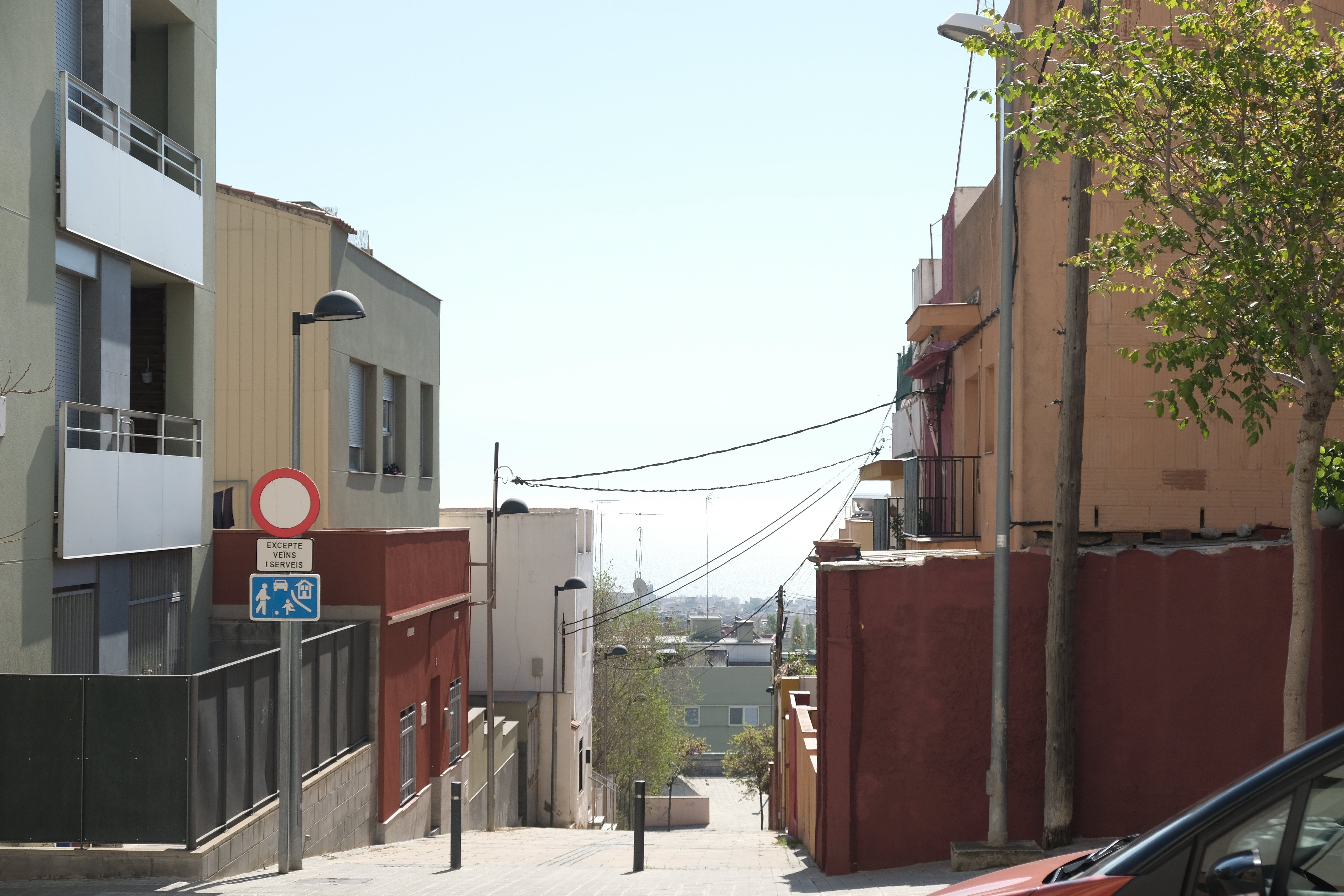 El pasaje Levantina de La Llàntia, donde se multiplican las ocupaciones de pisos. Foto: R. G.