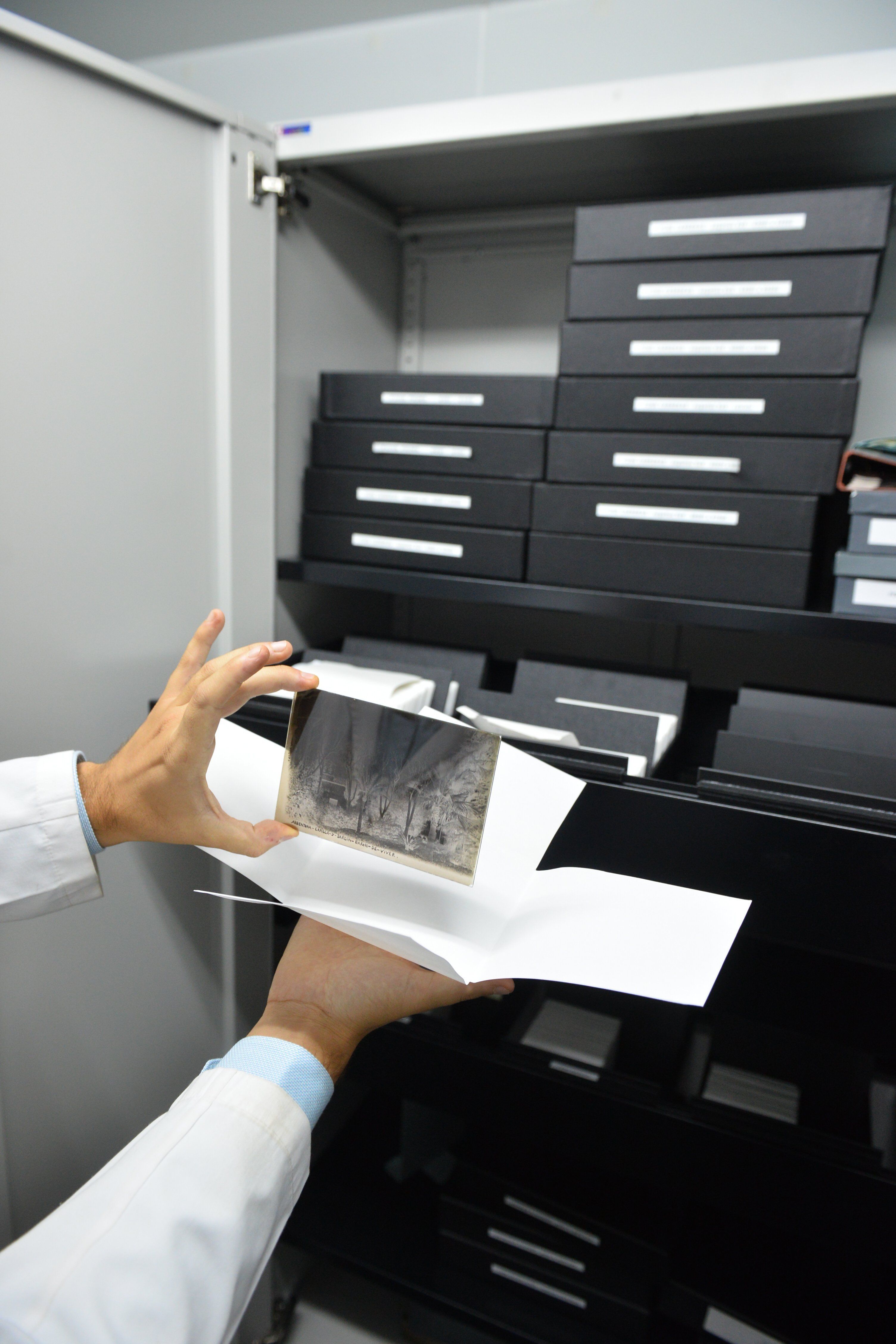 Fotografies antigues a l'Arxiu de Can palauet. Foto: R.Gallofré