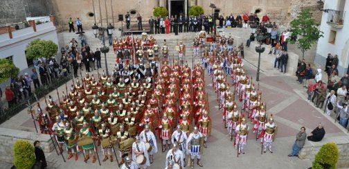Els 140 armats participants davant l'Ajuntament de Torredambarra.