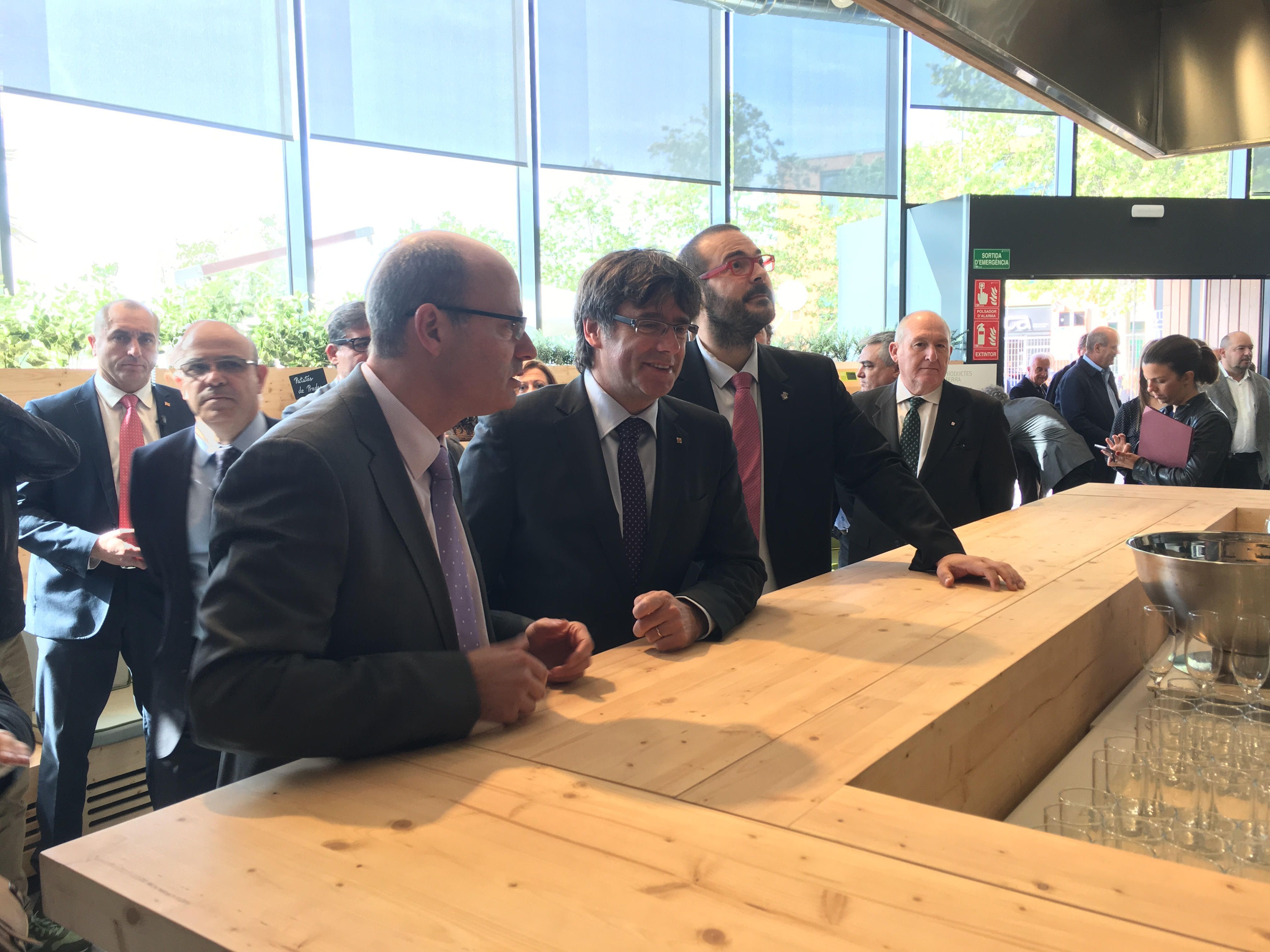 El presidente Puigdemont en la visita a las instalaciones de SERHS en Mataró.