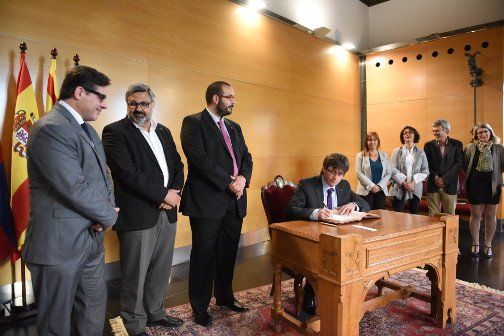 Puigdemont, signant el llibre d'honor. Foto: Ajuntament de Mataró