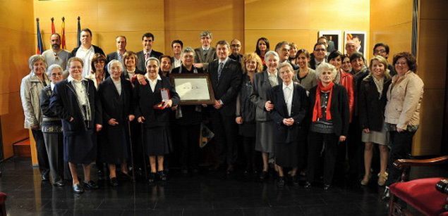 Membres de la comunitat educativa del Cor de Maria amb l'alcalde i regidors