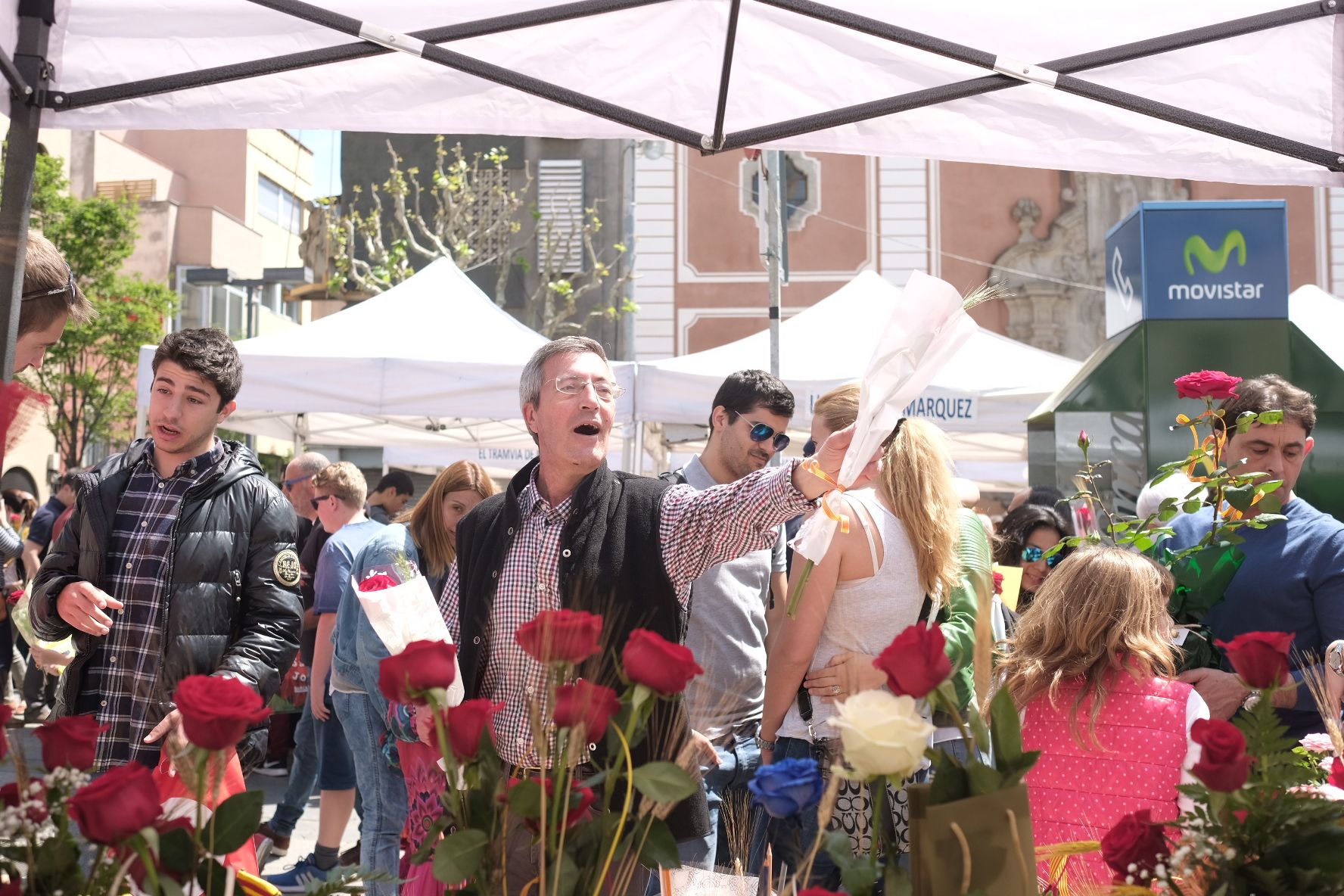 Venedor de roses a la plaça de Santa Anna. Fotos: Romuald Gallofré