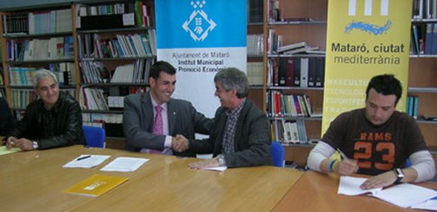 Jordi Llargués, Miquel Rey, Jordi Vallcorba i David Pecharoman, durant l'acte de signatura