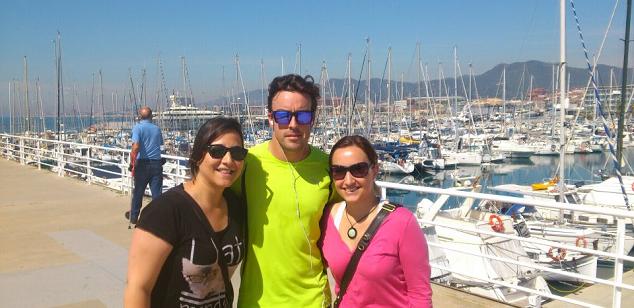 Alonso con dos forofas al Puerto de Mataró Alonso con dos forofas al Puerto de Mataró