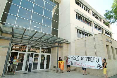 Pancarta a l'entrada dels jutjats.