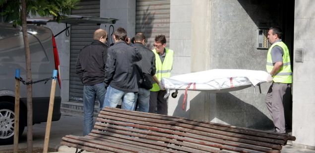 El servei judicial fa l'aixecament del cadàver de la dona trobada morta al seu pis de Mataró.