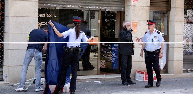 Els Mossos, inspeccionant la fleca que regentava la detinguda