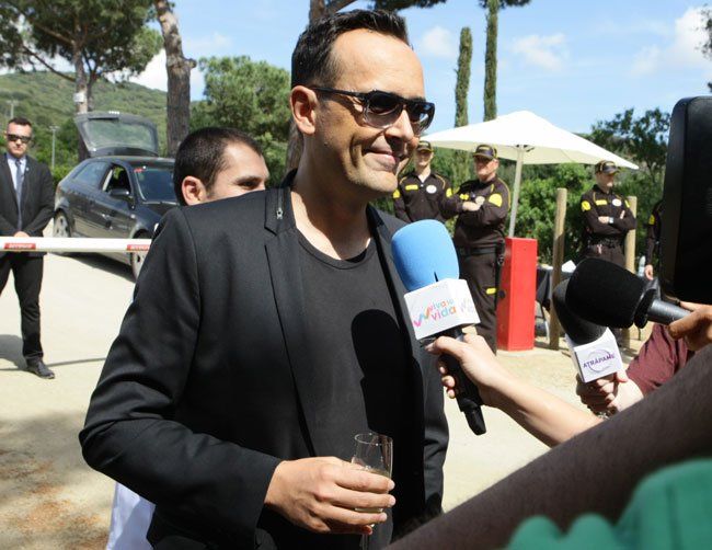 Mejide atendiendo a la prensa antes de empezar la ceremonia.