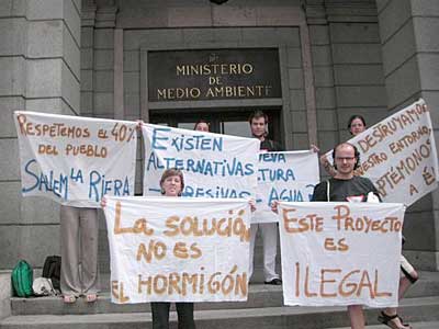 Representants de la plataforma en el ministeri de medi ambient.