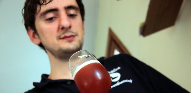 El creador de la cervesa de cirera d'en Roca, Joan Montasell, amb una copa, a punt de fer una cata