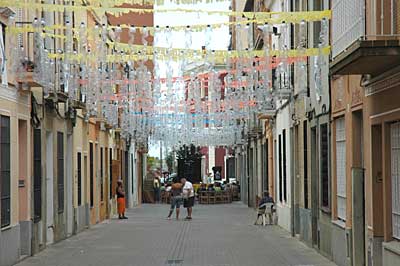 Imagen de la calle engalanada. Imagen de la calle engalanada.