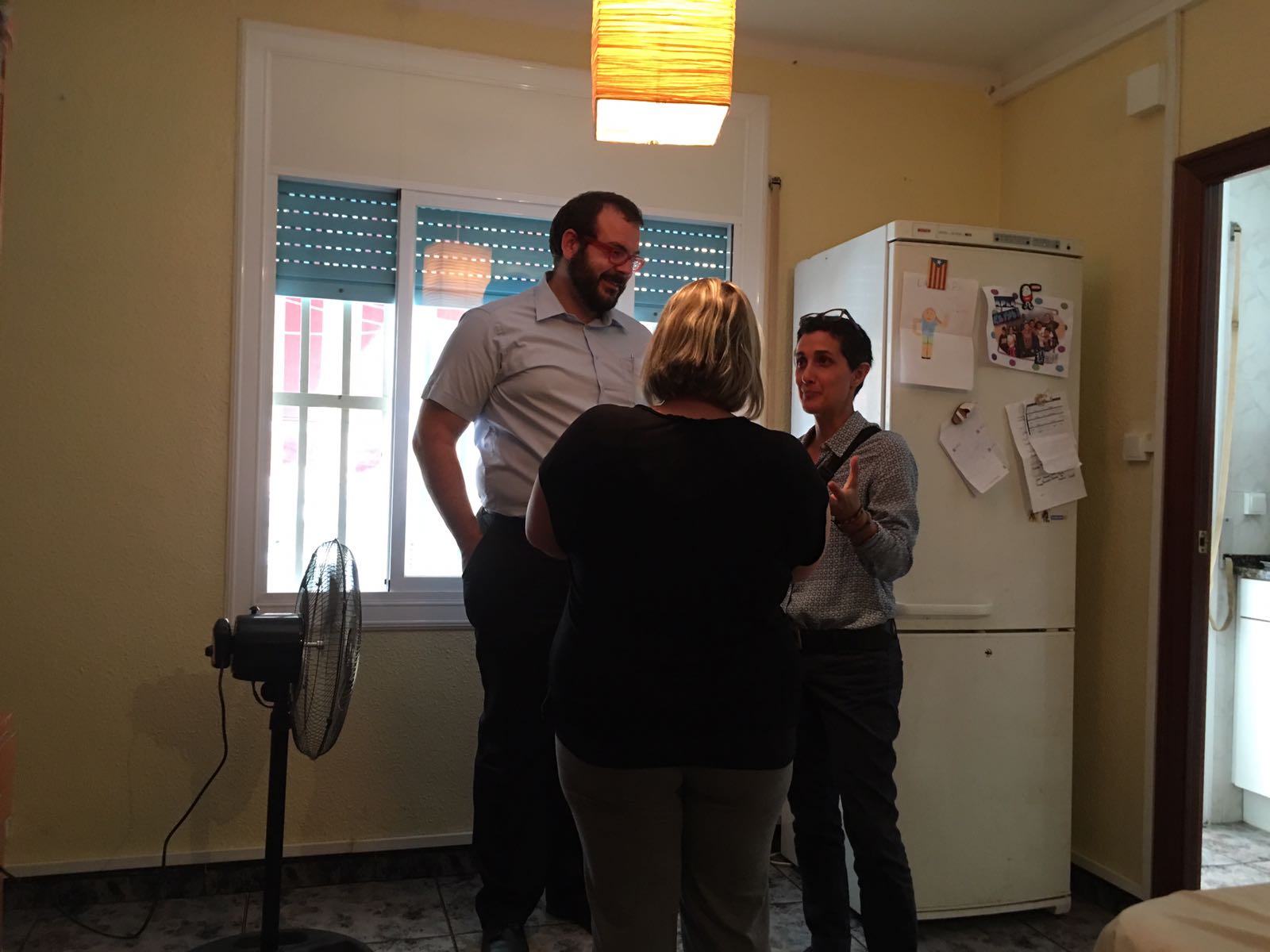 Visita a un dels pisos destinats a famílies en vulnerabilitat.