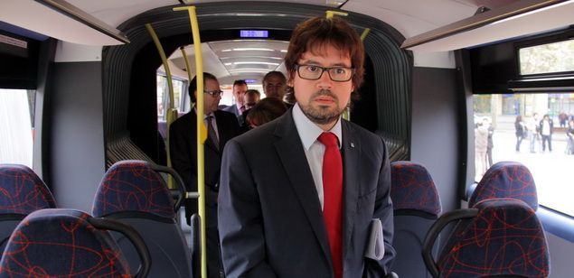 El director general de Transports i Mobilitat de la Generalitat, Ricard Font, durant la presentació de nous autobusos a Mataró.