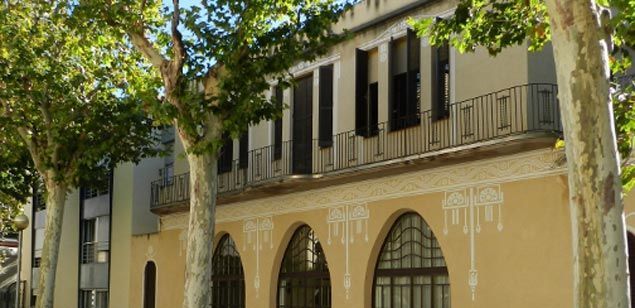 La fachada de la residencia de Sant Josep, con los colores característicos del centro histórico La fachada de la residencia de Sant Josep, con los colores característicos del centro histórico