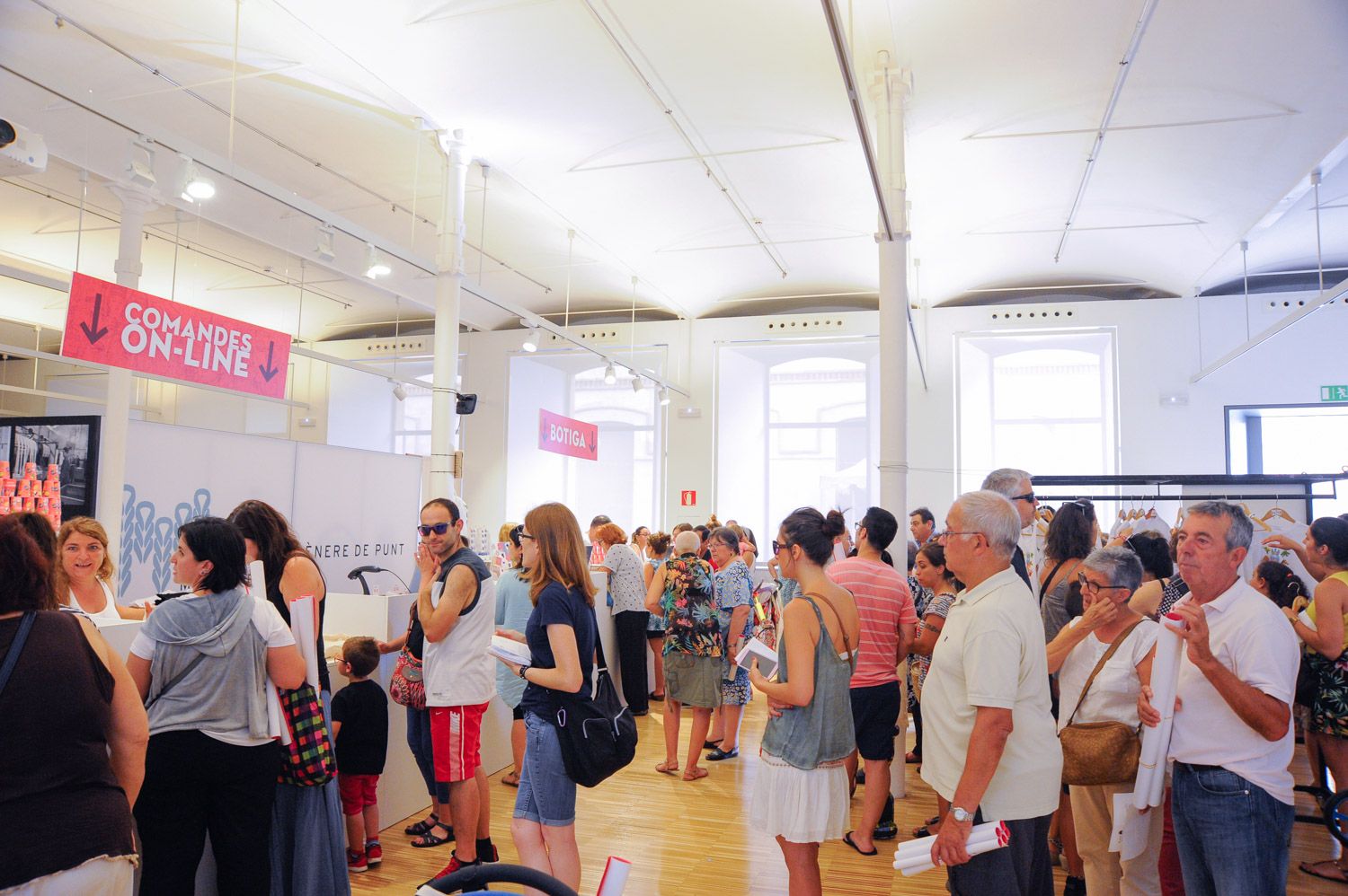 Interior de la botiga en el seu primer dia d'obertura. Foto: R.Gallofré