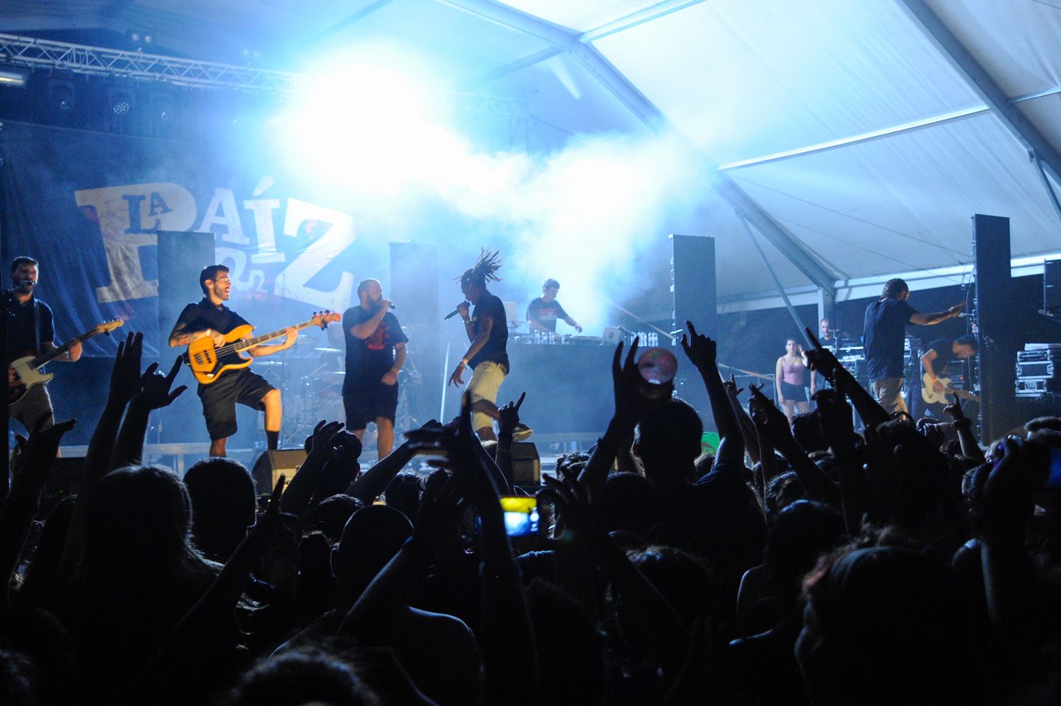 Un instant de l'actuació de La Raíz al Parc Central. Foto: R.Gallofré