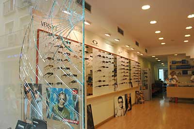 Una òptica del carrer Santa Teresa que trambé va ser víctima d´un robatori el mes passat.