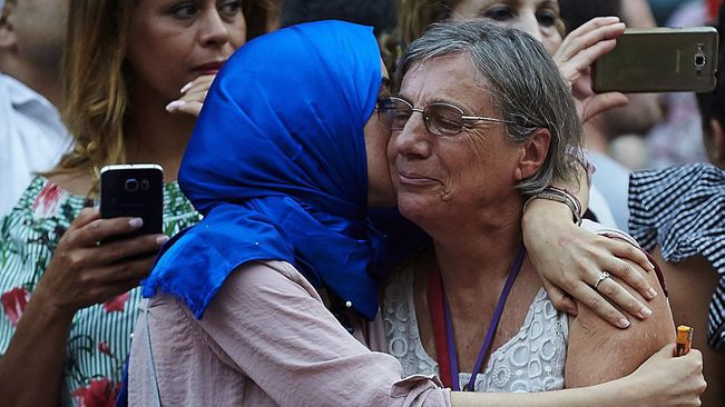 La fotografia de Hanan abraçant-se a Maria Majó que ha generat l'article. Foto: Alejandro García / EFE